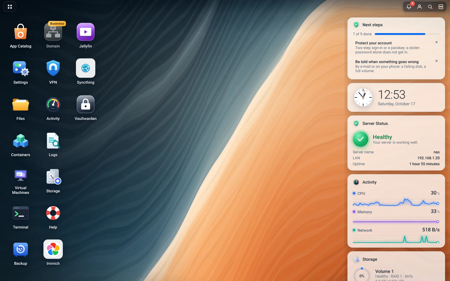 OSM's desktop in a web browser: app icons on the left, and on the right the server's status, its activity and the next steps to set it up.